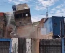Segundo relatos, pouco antes da casa desabar, foram ouvidos diversos estalos na estrutura da construção