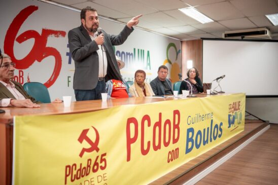 O deputado federal Guilherme Boulos discursa na sede do PCdoB, no centro de São Paulo