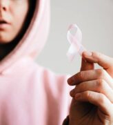 Inicialmente, o câncer de mama é silencioso e assintomático. Com o avanço da doença, alguns sintomas passam a aparecer