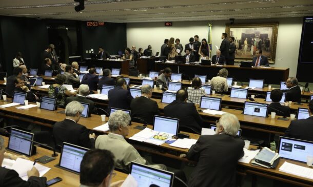 O artigo em questão trata da divisão entre os colaterais