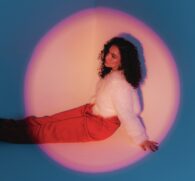 A narrativa desse trabalho vem sendo cuidadosamente construída há alguns meses, através de singles que vão nos apresentando a cada vez mais camadas desse mundo