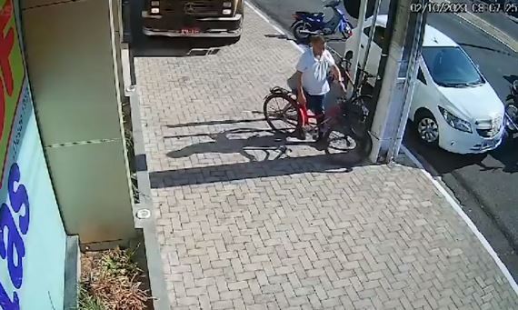 Ciclista quase é atropelado