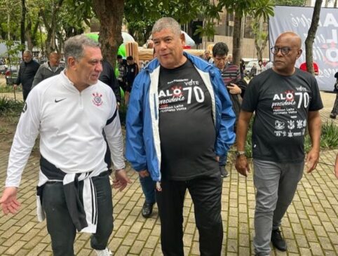 Milton Leite (ao centro) e André Negão (ao lado direito de Milton), na sede social do Corinthians