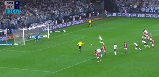 Fábio Santos, de pênalti, empatou o jogo para o Corinthians