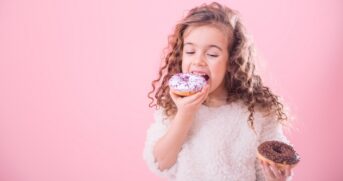 Dentista explica que o vilão por trás da dor de dente após comer doce é o açúcar