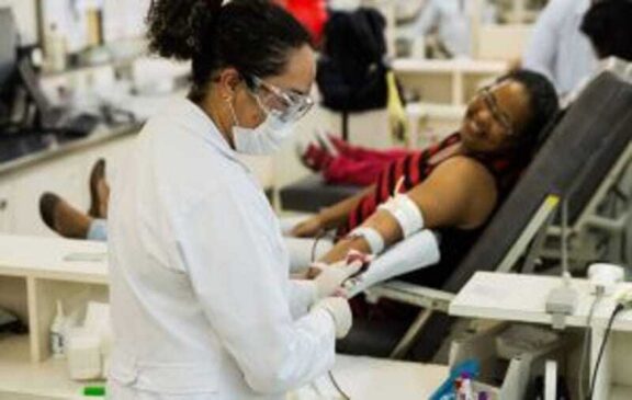 O Governo de São Paulo, por meio da Secretaria de Estado da Saúde (SES), solicita à população a ir ao posto de coleta mais próximo para doar sangue