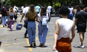 Atualmente, o Enem é composto por provas de linguagens, ciências humanas, matemática e ciências da natureza que, juntas, somam 180 questões objetivas de múltipla escolha, além de uma prova de redação
