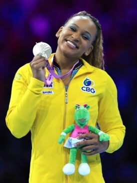 No solo, Rebeca obteve 14,066 pontos, tendo sofrido um desconto de três décimos por ter saído da área de apresentação ao se desequilibrar no último movimento