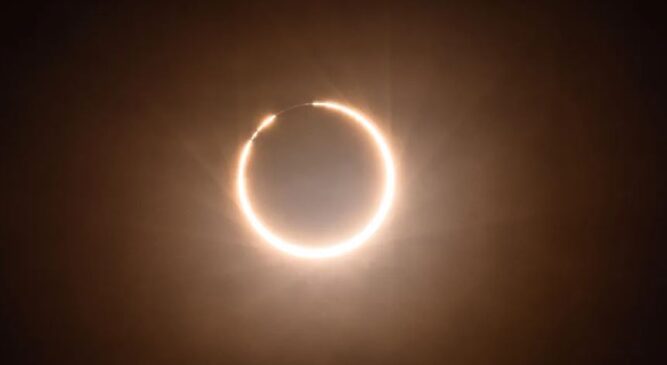 Um eclipse solar anular, ou seja, quando a Lua cobre o Sol, criando um