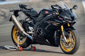 A CBR 1000 RR de rua tem motor de 216,2 cavalos de potência e 11,5 kgfm de torque e equipamentos também usados nas pistas