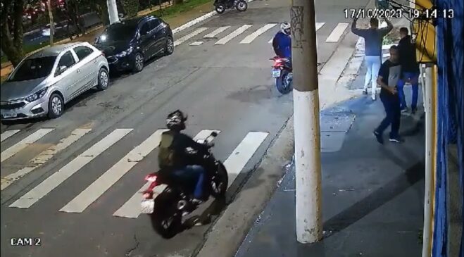 Câmeras registraram o momento em que os policiais foram abordados pelos assaltantes e a troca de tiros