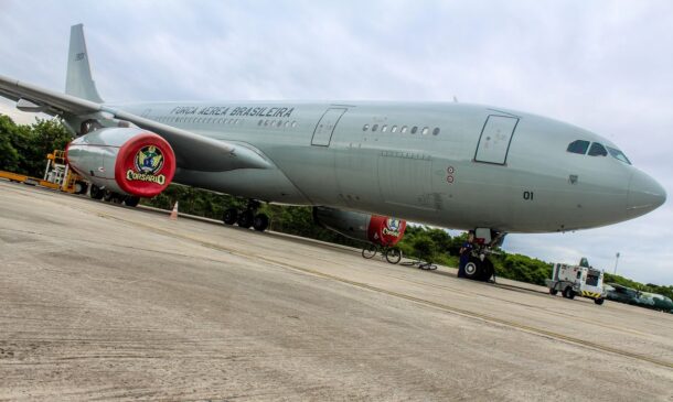 Segundo o Ministério das Relações Exteriores (MRE), o próximo voo que deve trazer os brasileiros será feito por um KC-30, da FAB, com capacidade para mais de 200 pessoas