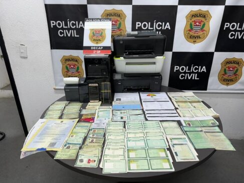Foram encontrados diversos documentos de vários estados como RG, CPF, CNH, CRLV e certidão de nascimento