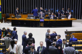 O texto da PEC (proposta de emenda à Constituição) foi aprovado em primeiro turno por 371 votos a 121