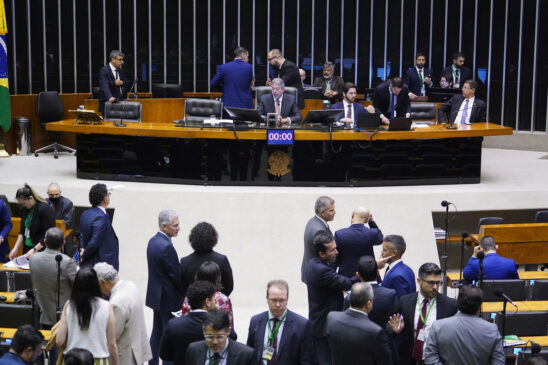 O texto da PEC (proposta de emenda à Constituição) foi aprovado em primeiro turno por 371 votos a 121