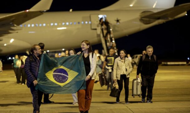 O grupo é formado por 17 crianças, nove mulheres e seis homens, sendo 22 brasileiros, sete palestinos naturalizados brasileiros e três palestinos familiares