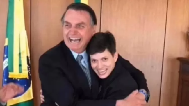 Influenciadora Karol Eller com o ex-Presidente Jair Bolsonaro - foto de arquivo