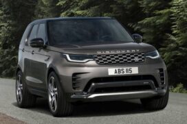 As duas versões do Discovery 2024 contam com o sistema MHEV, que combina um propulsor a diesel de 300 cavalos de potência com um alternador com funções de motor elétrico
