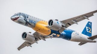 O jato comercial E 190 E-2