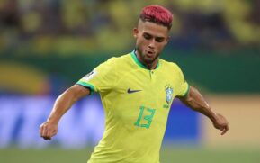O jovem jogador que pertence ao Manchester City (Inglaterra) e está emprestado ao Girona (Espanha) foi chamado para o posto e estreou nesta quinta-feira (12)