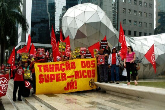 Protesto em favor do aumento de taxação a 'super-ricos' feito pelo MTST, em São Paulo