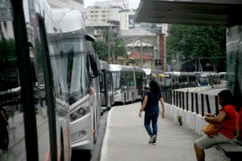 Os manifestantes utilizam ônibus articulados para bloquear as entradas e saídas dos terminais.
