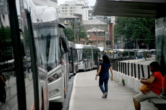 Os manifestantes utilizam ônibus articulados para bloquear as entradas e saídas dos terminais.