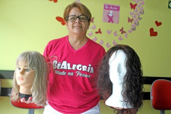Bê faz a doação de perucas no salão e melhora a autoestima de mulheres em Itanhaém