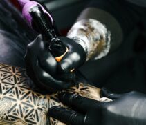 Três estúdios de tatuagem viraram alvos da Polícia Civil após denúncias apontarem o uso de tintas e agulhas vencidas para tatuar os clientes