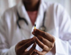As vacinas disponíveis no país atualmente, de acordo com o infectologista do HC, não oferecem cobertura para as variantes BA.2.86 -detectada em diversos países- e a EG.5