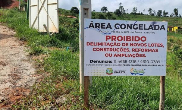 O descumprimento do embargo administrativo pode acarretar em multas, demolição, além da responsabilidade administrativa, cível e criminal aos infratores