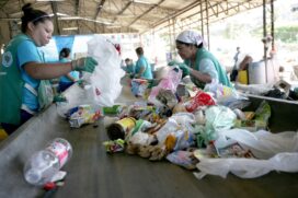 A medida tem também caráter educacional ao atribuir aos organizadores, estabelecimentos e fornecedores a obrigatoriedade de informar e orientar os participantes sobre o descarte correto