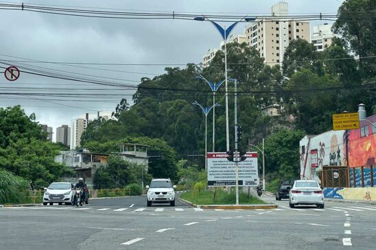 A rua José Carlos de Macedo Soares, próximo ao Assaí, voltou a operar nos dois sentidos.
