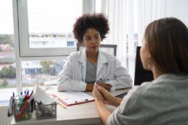 A vacina, considerada segura e de alta qualidade, é disponibilizada gratuitamente pelo Sistema Único de Saúde (SUS) do Brasil para meninas e meninos de 9 a 14 anos