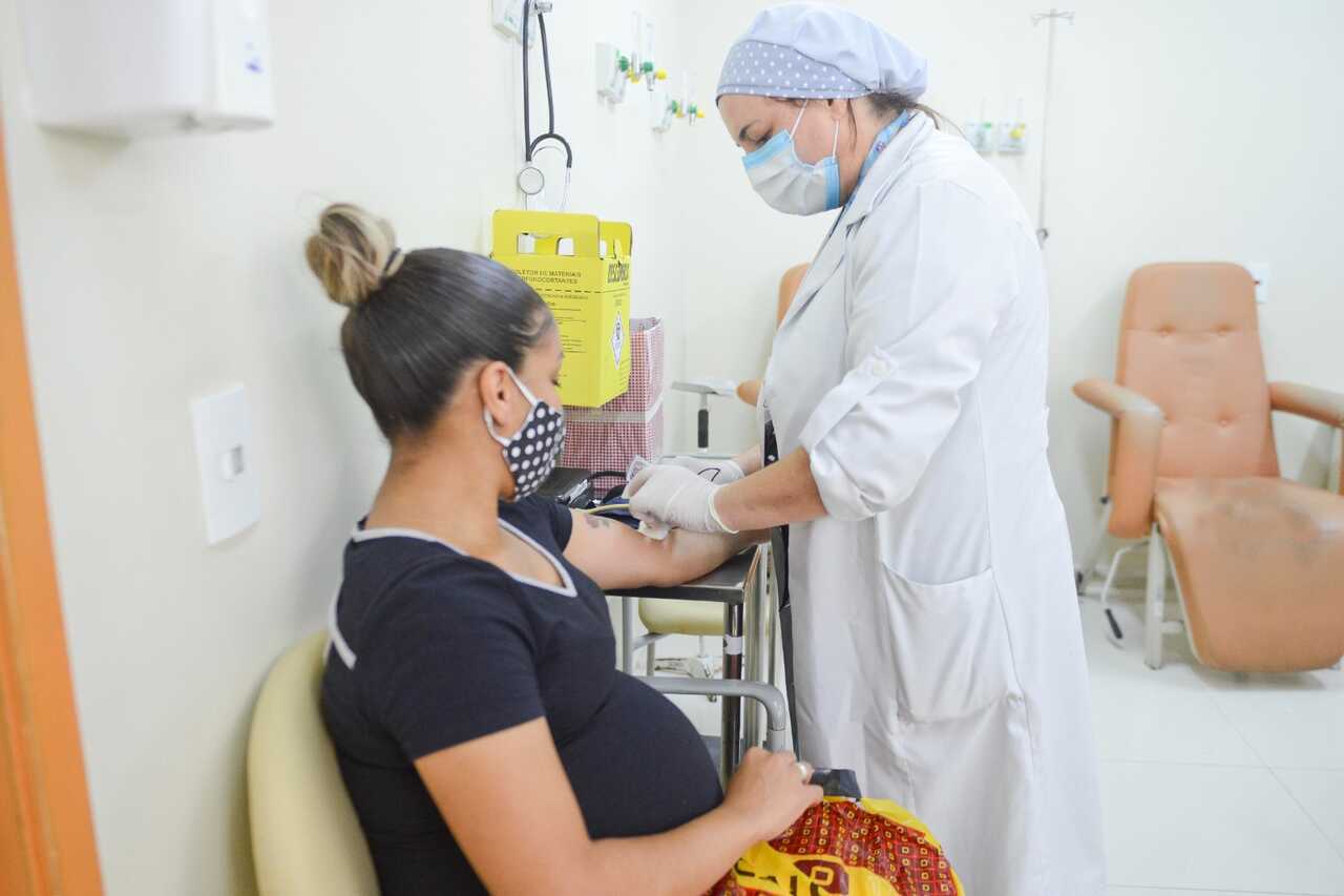 A regra vale para os serviços de saúde públicos e privados, que deverão afixar cartazes em locais visíveis e de fácil acesso com a informação ou utilizarem outros meios de comunicação
