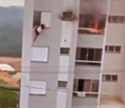 Apesar da altura, ambos se salvaram pois a queda foi amortecida por colchões colocados por vizinhos.