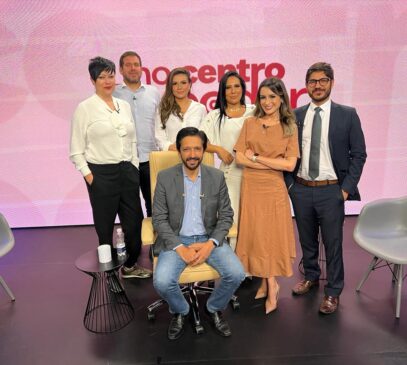 O prefeito Ricardo Nunes e os jornalistas durante o programa No Centro do Poder