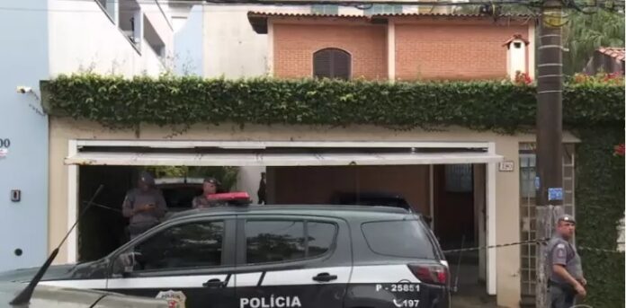 Uma mulher de 81 anos morreu após ser agredida por criminosos durante o roubo a residência em que ela morava com o marido e duas filhas no centro de São Bernardo do Campo