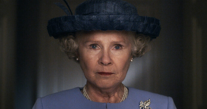 Imelda Staunton como Rainha Elizabeth II
