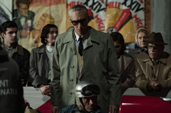 Adam Driver em cena de "Ferrari"