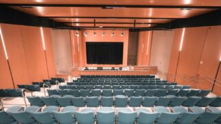 Com capacidade para 250 lugares em 1.200m² de espaço total, o Teatro Santa Cruz chega com uma concepção moderna, instalações confortáveis, tecnologia de última geração em iluminação, som e imagem
