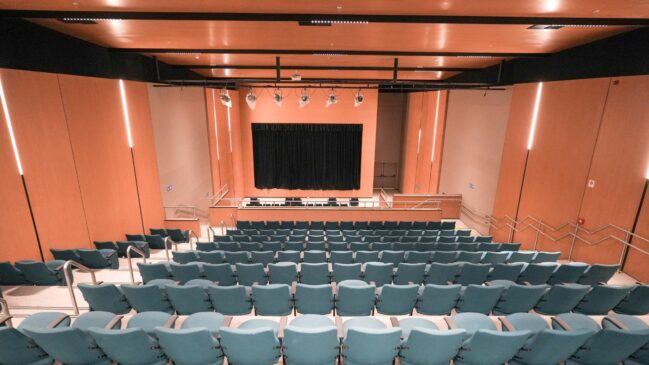 Com capacidade para 250 lugares em 1.200m² de espaço total, o Teatro Santa Cruz chega com uma concepção moderna, instalações confortáveis, tecnologia de última geração em iluminação, som e imagem
