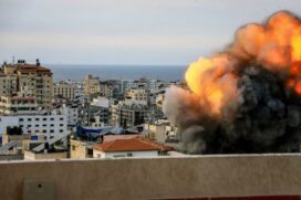 Ataques em Israel e na Faixa de Gaza deixaram centenas de mortos neste sábado