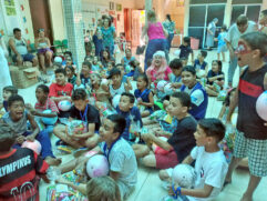 Cerca de 60 crianças ganharam doces, brinquedos e bolo