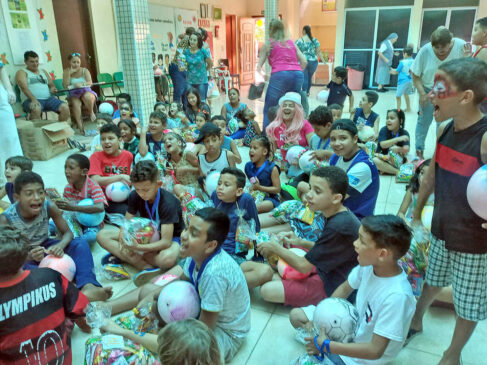 Cerca de 60 crianças ganharam doces, brinquedos e bolo