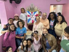 As 26 alunas de ballet receberam collant, saia e sapatilha; as 15 passistas receberam saias com franjas