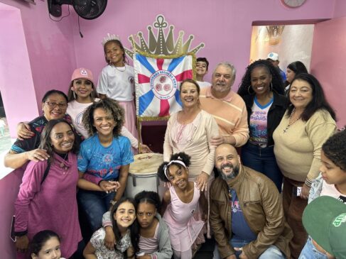 As 26 alunas de ballet receberam collant, saia e sapatilha; as 15 passistas receberam saias com franjas