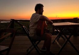 Cantor Marcos Almeida interpreta uma canção de um cantor popular e entre tantas riquezas do cancioneiro brasileiro, a faixa escolhida a dedo foi a clássica "Paciência"