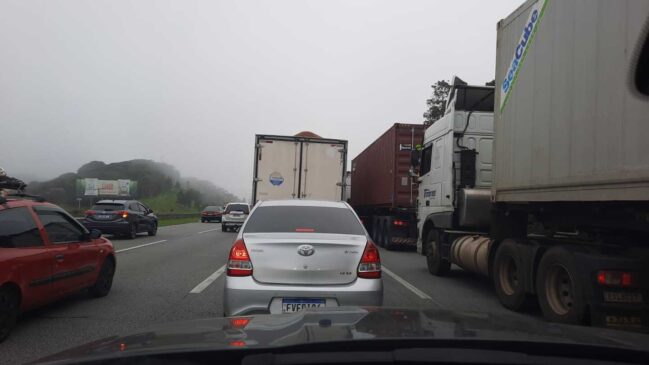 Motivo é uma forte neblina na Rodovia dos Imigrantes na tarde desta segunda-feira (23)