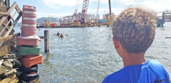 Crianças insistem em brincar na porta para o mar que ainda resta no Sítio Conceiçãozinha, em Guarujá, que vem perdendo espaço